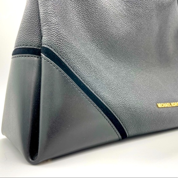 Like new Michael Kors Leather & Suede Purse - Picture 3 of 12